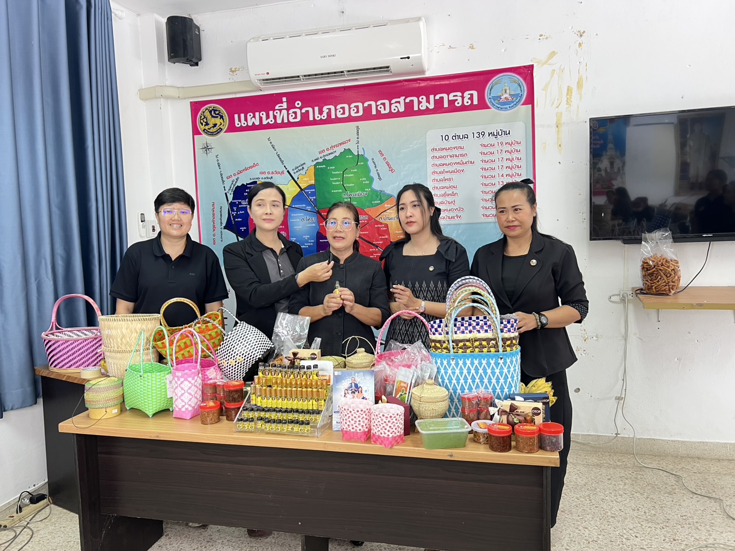 🌻🌻สุขเกินร้อย ที่ พช.101🌻🌻 🦐🦐พช.อาจสามารถ จังหวัดร้อยเอ็ด :  ดำเนินการจำหน่ายผลิตภัณฑ์ OTOP และของดีอำเภออาจสามารถ ผ่านช่องทางออนไลน์