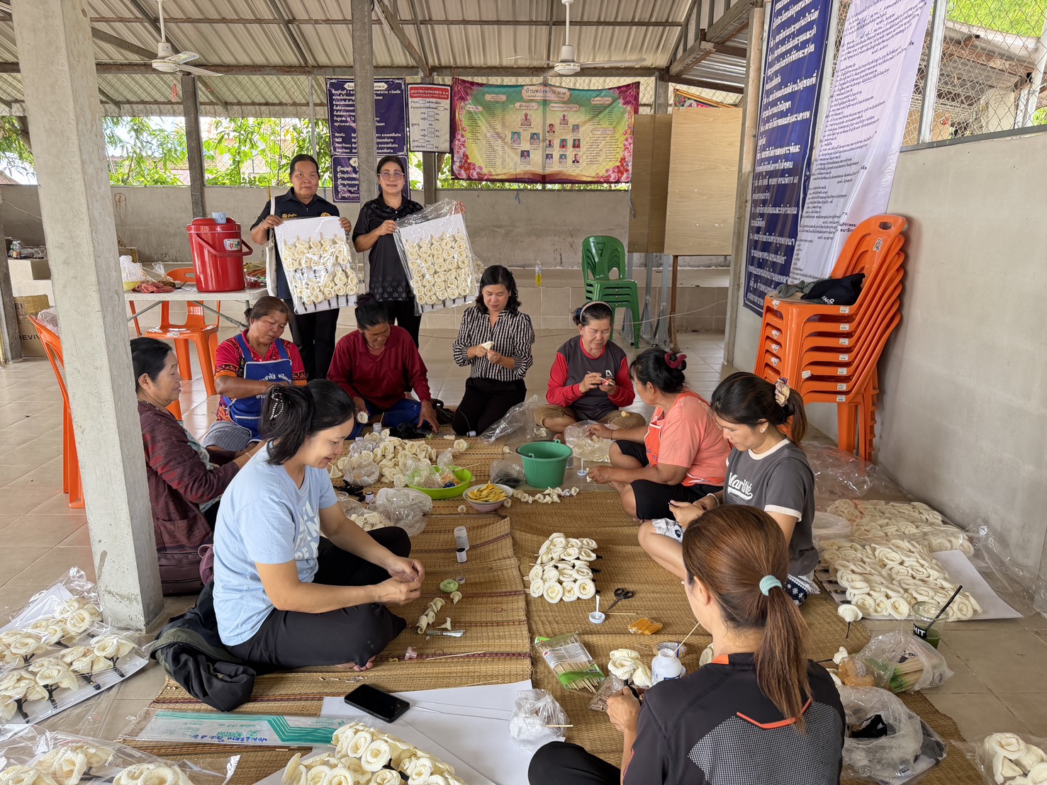 🌻🌻สุขเกินร้อย ที่ พช.101 PLUS 🦐🦐พช.อาจสามารถ จังหวัดร้อยเอ็ด :  เยี่ยมกลุ่มอาชีพทำดอกไม้จันทน์ บ้านทองหลาง หมู่ที่ 7